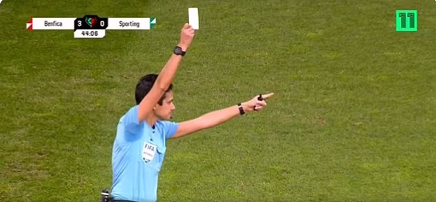 لحظه عجیب نشان دادن کارت سفید توسط داور در یک بازی فوتبال برای اولین بار + ویدیو