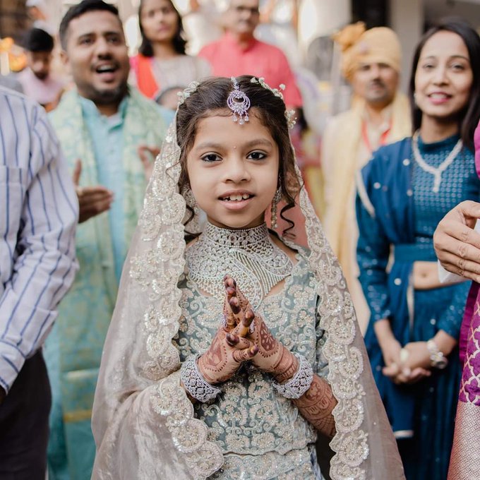 دختر ۸ ساله هندی وارث ثروت ۵۰ میلیون دلاری که مال دنیا را رها کرد و راهبه شد