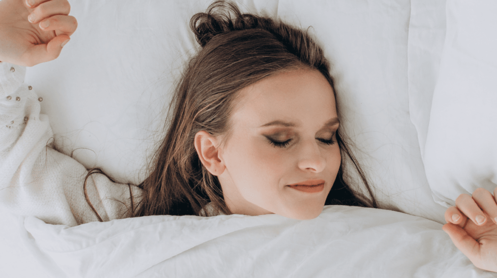 خوابیدن با آرایش چقدر مضر است؟ متخصصان پوست به این سوال قدیمی پاسخ می‌دهند