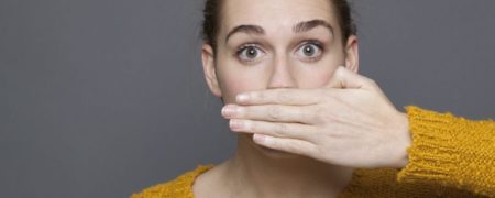 آزمایش ساده‌ای برای اینکه بفهمیم دهانمان بوی بدی می‌دهد یا نه؛ ۸ نکته برای مبارزه با آن
