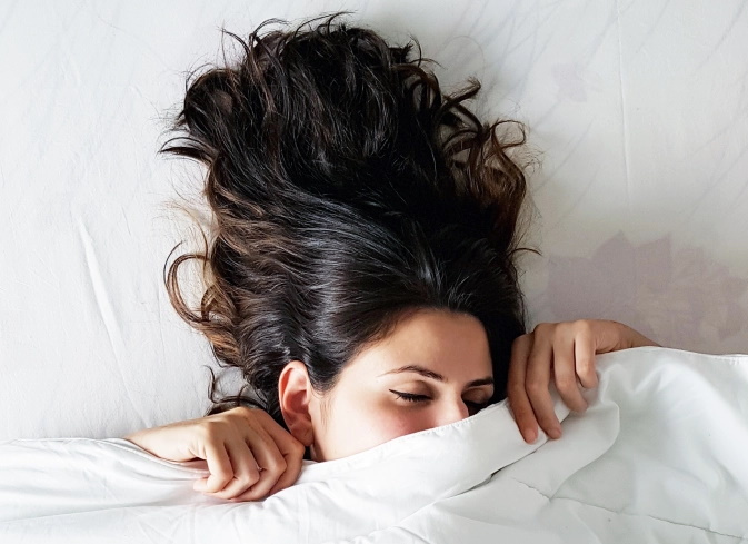 خوابیدن با آرایش چقدر مضر است؟