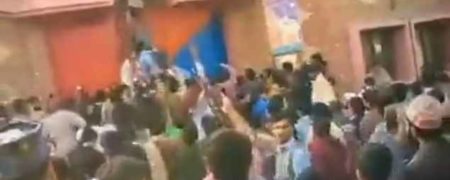 پاکستانی‌ها مردی را بخاطر هتک حرمت به قرآن از پاسگاه پلیس بیرون کشیده و کشتند + ویدیو