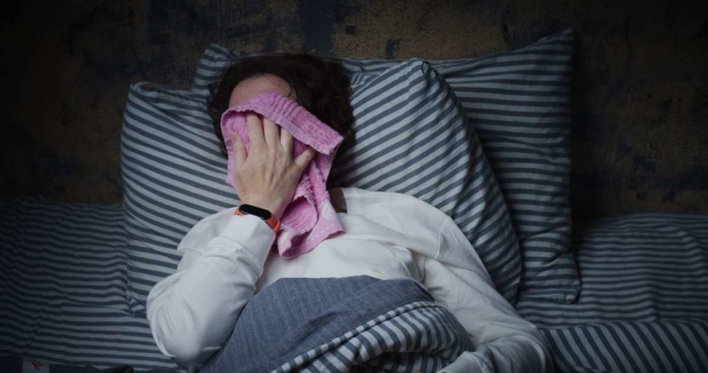عرق سرد در خواب نشانه چیست و چه راه‌هایی برای جلوگیری از آن وجود دارد؟