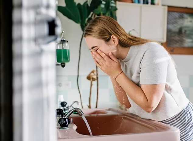 ۵ اشتباه رایج در شستن صورت که باید از آنها اجتناب کنید