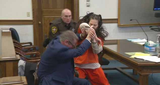 حمله زن قاتل به وکیل خود در دادگاه