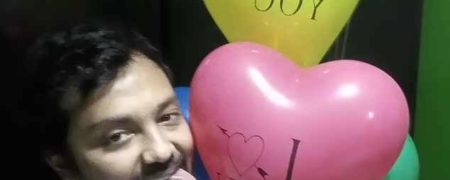 ماجرای مرد ۲۸ ساله هندی که ادعا می‌کند با بادکنک‌هایش رابطه عاشقانه دارد
