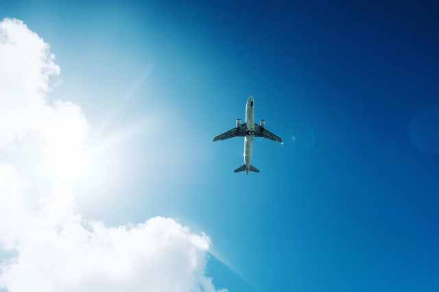 جهت حرکت هواپیماها چه ارتباطی به ارتفاع پرواز آن‌ها دارد؟ 