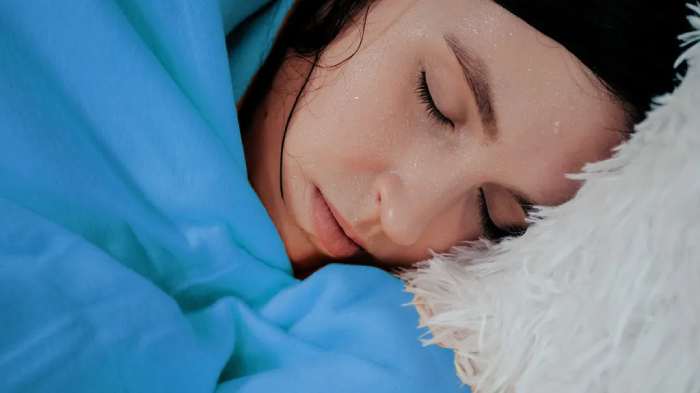 علت عرق سرد در خواب چیست؟