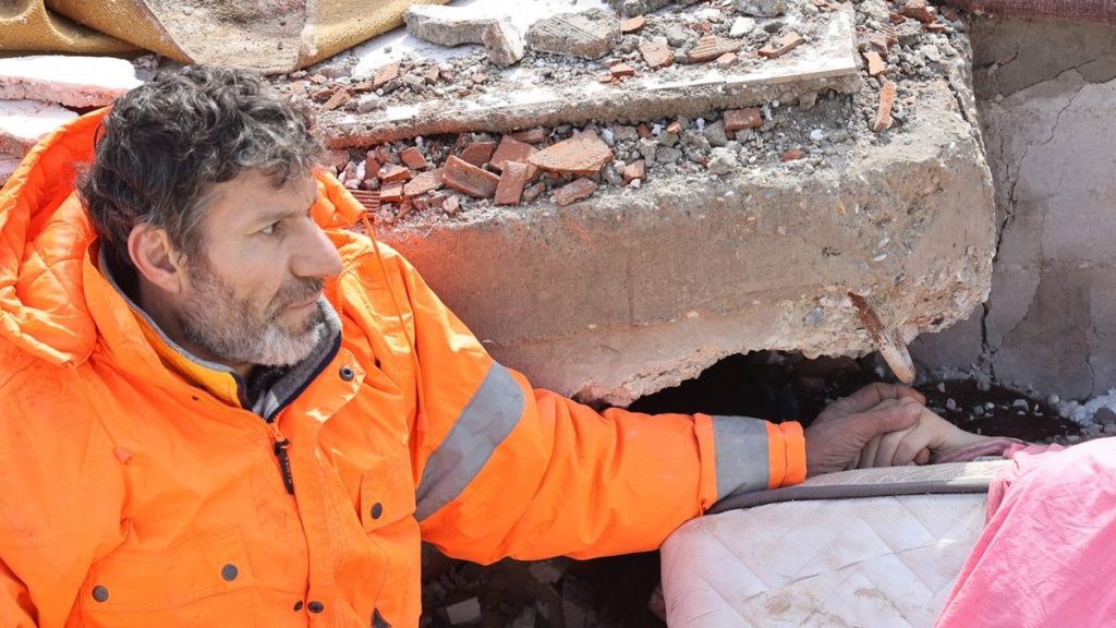 تصویر دلخراش پدری که دست بی جان دخترش را از زیر آوار زلزله در دست گرفته + ویدیو