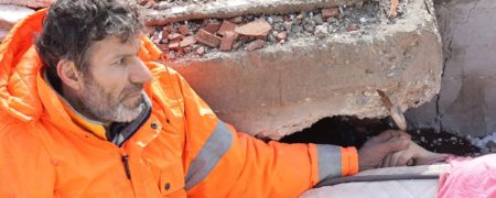 تصویر دلخراش پدری که دست بی جان دخترش را از زیر آوار زلزله در دست گرفته + ویدیو