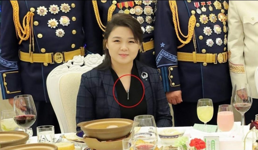 اخبارروزیاتو: گردنبند عجیب همسر رهبر کره شمالی به شکل موشک بالستیک قاره پیما در رژه بزرگ نظامی