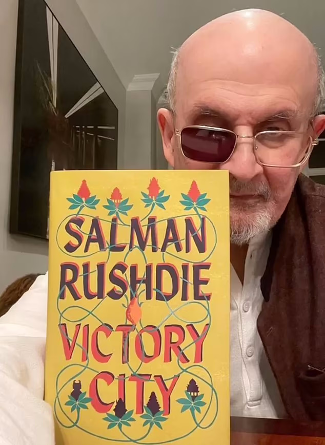 اولین تصاویر و صحبت های سلمان رشدی شش ماه پس از حمله هادی مطر