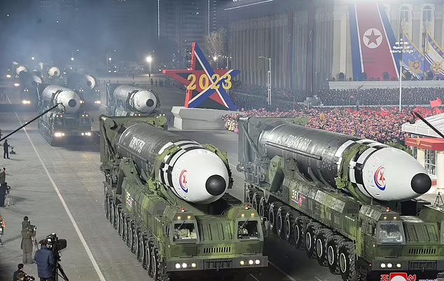 گردنبند همسر رهبر کره شمالی به شکل موشک بالستیک قاره پیما