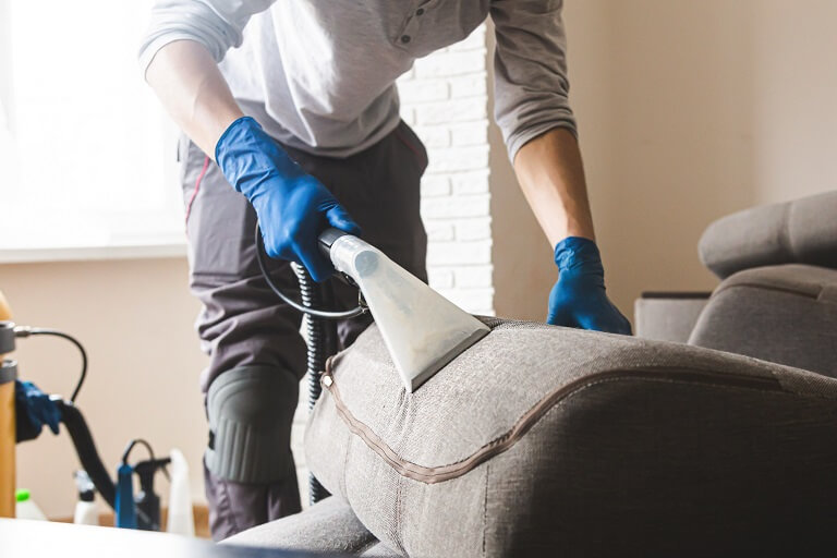 روش های تمیز کردن مبل در منزل + ترفندهای از بین بردن انواع لکه از روی مبل