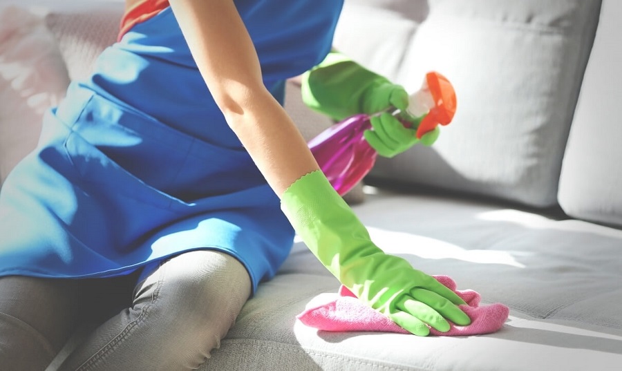 روش های تمیز کردن مبل در منزل + ترفندهای از بین بردن انواع لکه از روی مبل