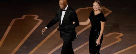 چرا مورگان فریمن در مراسم اسکار یک دستش را با دستکش پوشانده بود؟ 