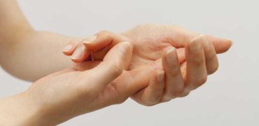با شایع‌ترین دلایل تورم انگشتان دست آشنا شوید