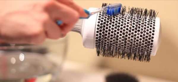 بهترین روش تمیز کردن برس مو