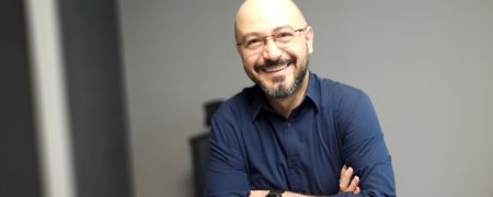 پشت مبل‌های اسنوا، این مرد ایستاده است؛ سبک زندگی اسنوایی در دل چوب و پارچه