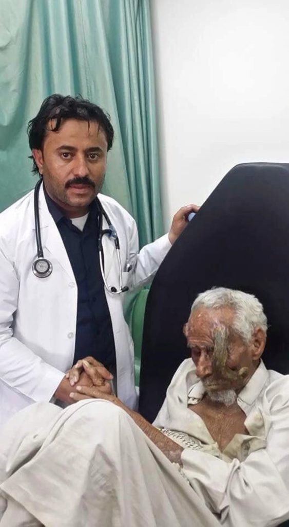 مرد ۱۴۰ ساله یمنی که دو شاخ روی پیشانی اش دارد