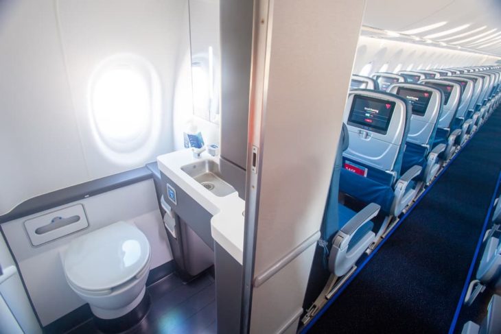 دستشویی هواپیما چگونه کار می کند؟