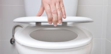 ۸ چیزی که هرگز نباید در توالت فرنگی بریزید