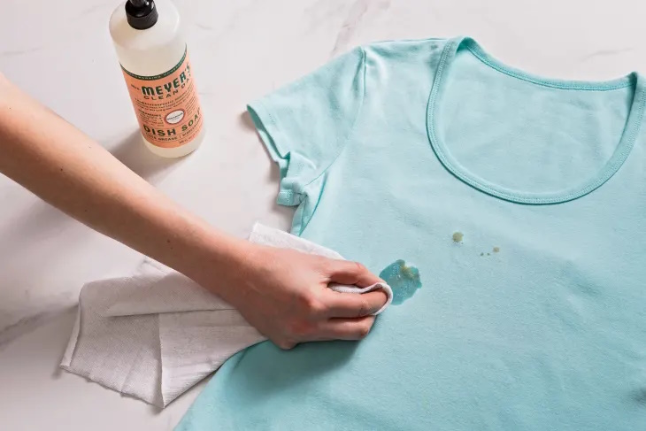 چگونه لکه روغن را از روی لباس پاک کنیم؟ یک راه حل جادویی و ساده