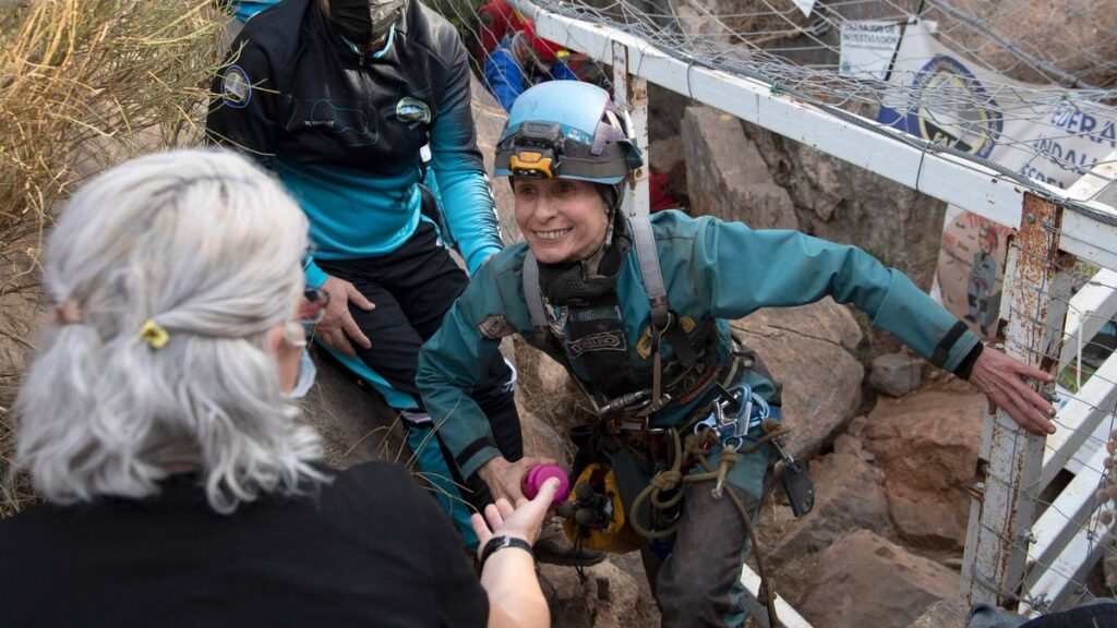 زن کوهنورد اسپانیایی ۵۰۰ روز را در انزوا و تاریکی غاری زیرزمینی زندگی کرد + ویدیو