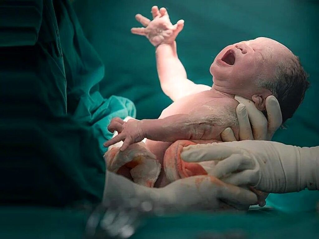 ماجرای زنده شدن نوزادی مرده در سردخانه‌ی بیمارستانی در شهریار و حواشی آن + ویدیو