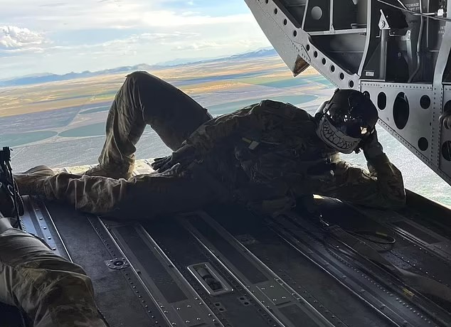 ماجرای پرت شدن سرباز آمریکایی از رمپ هلیکوپتر نظامی چیست؟
