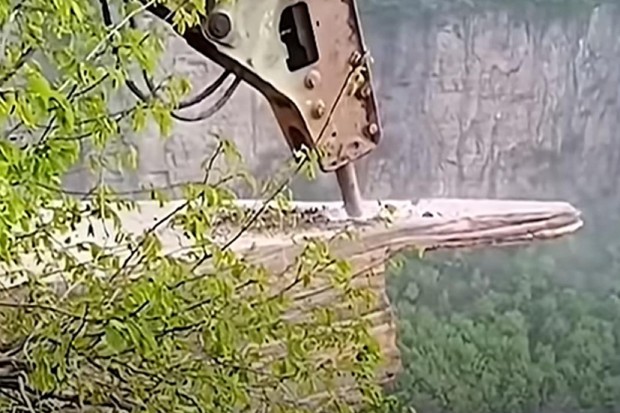 تخریب صخره ای در چین که مورد توجه گردشگران چینی بود