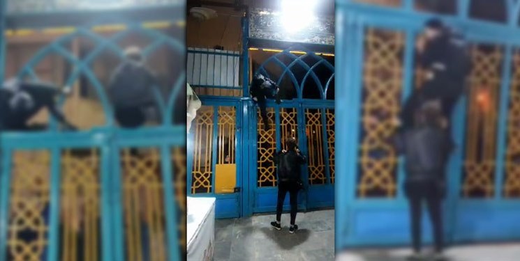 دستگیری دو زنی که از درب ورودی امامزاده حسین (ع) همدان بالا رفته بودند [تماشا کنید]