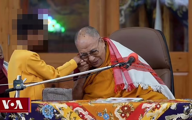 ویدیو رفتار نامناسب دالایی لاما با یک پسربچه: «زبانم را بمک!»