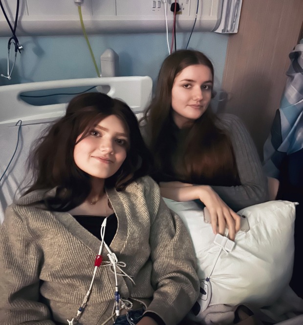مورد عجیب دو خواهر دوقلوی همسان که یکی به سرطان مبتلاست