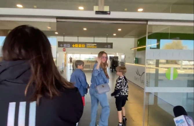 وداع احساسی شکیرا در فرودگاه و ترک بارسلون به مقصد آمریکا [تصاویر]
