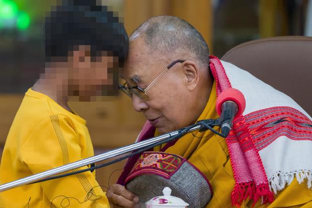 ویدیو رفتار نامناسب دالایی لاما با یک پسربچه: «زبانم را بمک!»