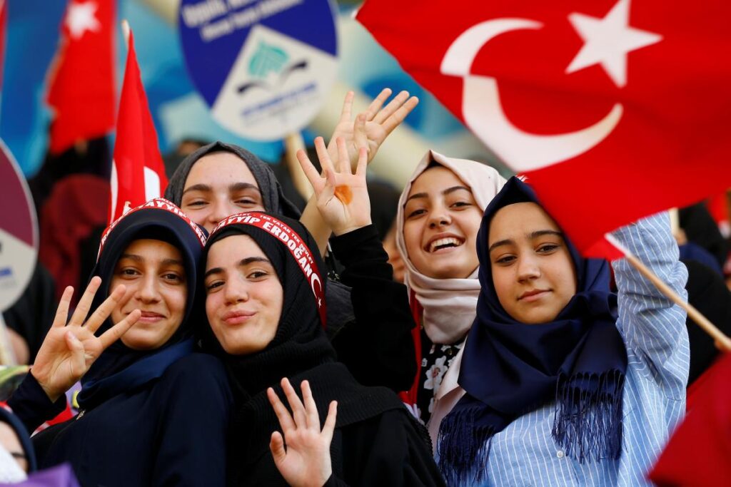 بررسی آماری وضعیت دینداری مردم ترکیه؛ چند درصد نماز می‌خوانند و حجاب دارند؟
