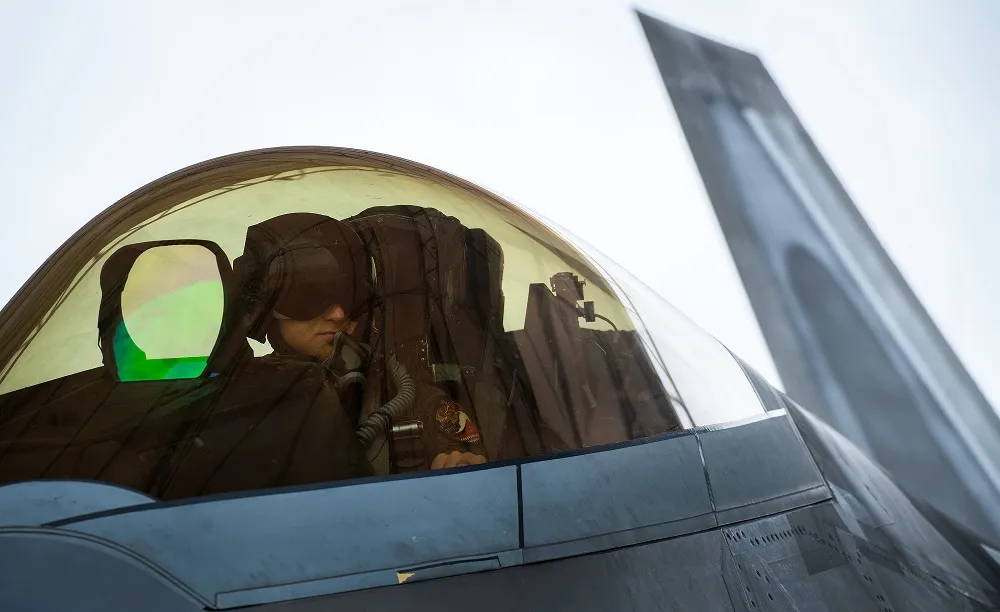 کلاهخود جدید نیروی هوایی ایالات متحده برای خلبانان زن