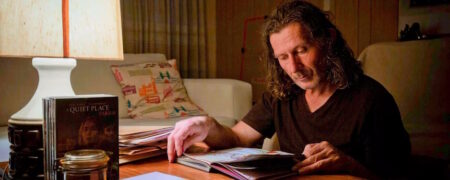 این مرد برای صرفه جویی در هزینه ها تنها لامپ خانه اش را از اتاقی به اتاق دیگر می برد