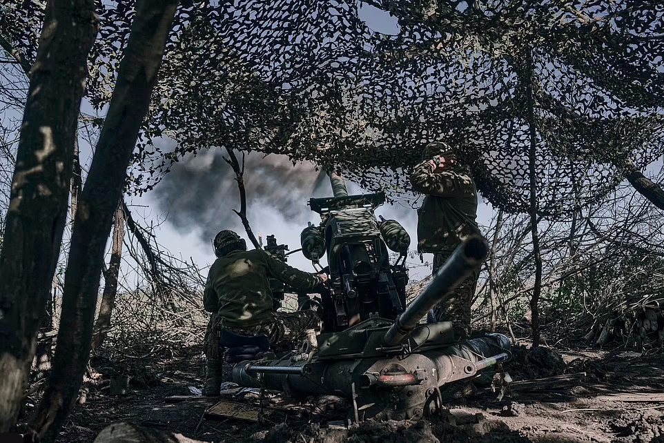 71259159 12110023 Pictured Ukrainian artillerymen fire a cannon near the city of B a 10 1684752726442