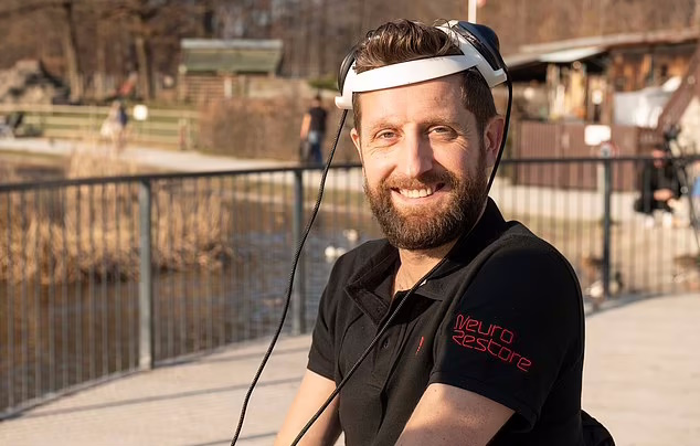 مردی که پس از نصب ایمپلنت ذهن خوان بعد از ۱۲ سال راه رفت + ویدیو