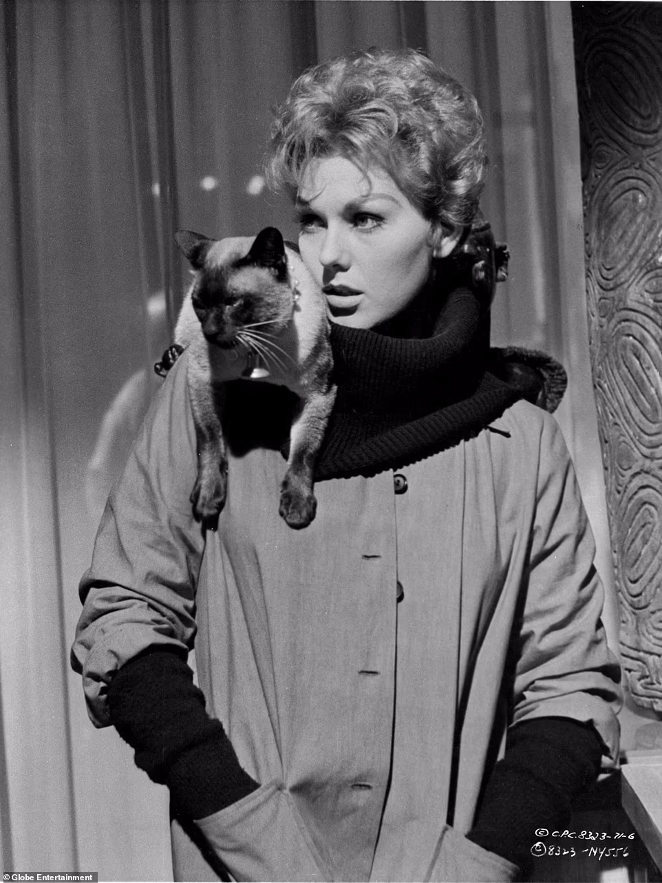 8 71183591 12100011 Kim Novak is pictured with her on screen and off screen cat name a 23 1684507723568