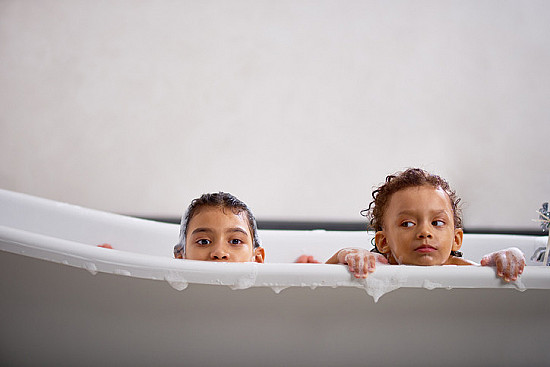 از چه سنی باید حمام رفتن با کودک را متوقف کنیم؟