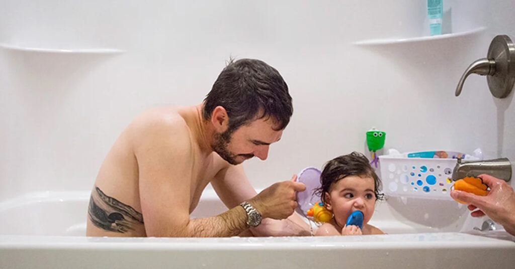 از چه زمانی دیگر نباید با فرزندتان به حمام بروید؟