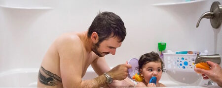 از چه زمانی دیگر نباید با فرزندتان به حمام بروید؟