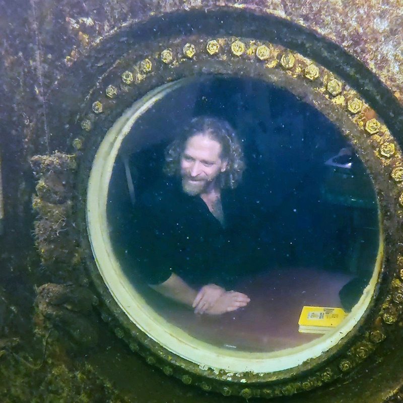 جوان شدن دانشمندی که رکورد زندگی زیر آب را شکست