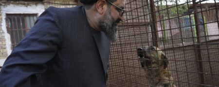 روایت آسوشیتدپرس از روحانی قُمی حامی حیوانات که بسیار خبرساز شده است