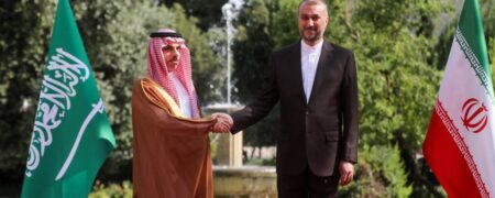 جنجال تغییر محل نشست خبری وزیر امور خارجه عربستان؛ ماجرا چه بود؟ + ویدئو