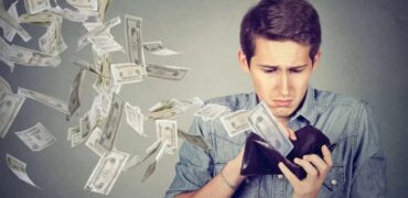 با این اشتباهات تا پایان عمر فقیر خواهید ماند