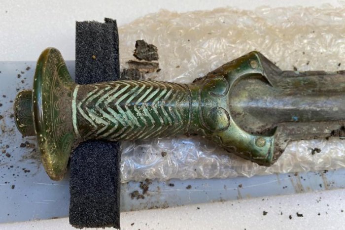 کشف شمشیری که بعد از ۳۰۰۰ سال هنوز برق می‌زند